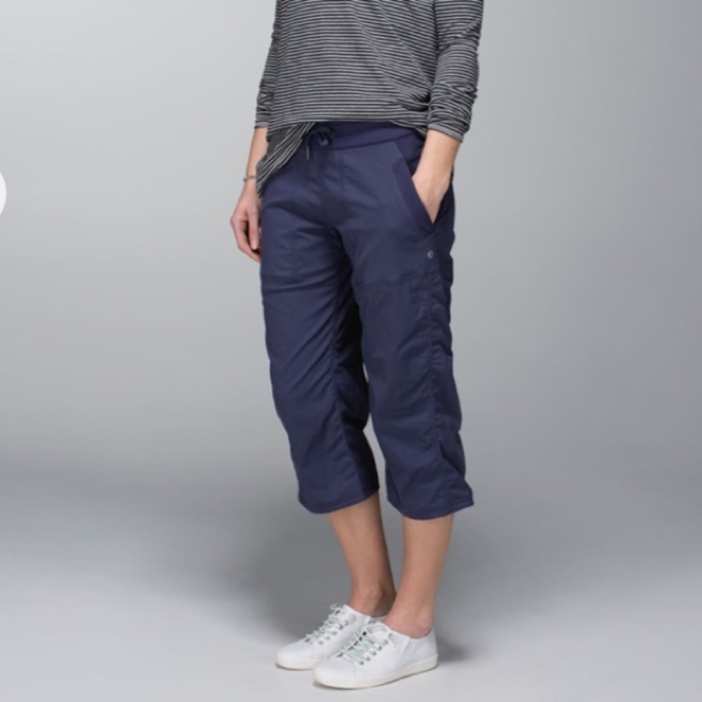 Lululemon Dance Studio Crop cadet blue crops capri pants very preloved size 8